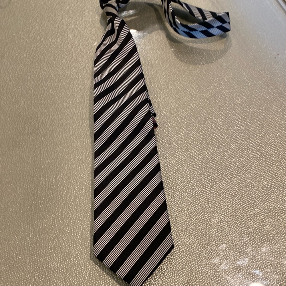 Versa black and silver color tie